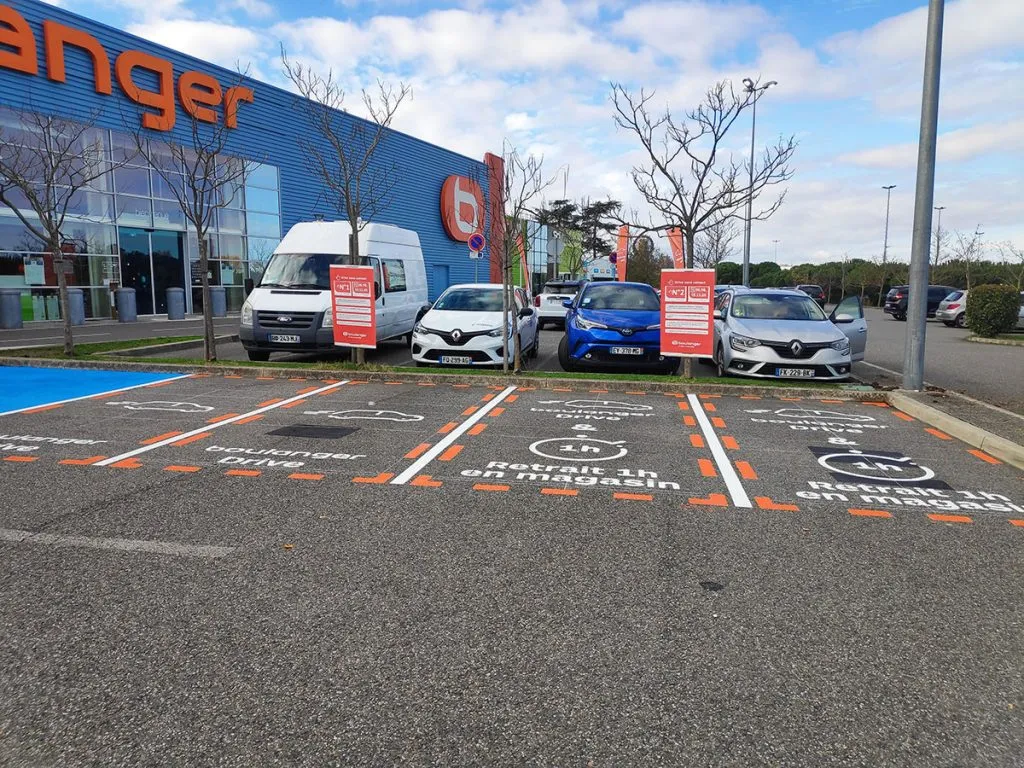 Places de retrait en magasin délimitées en blanc et orange