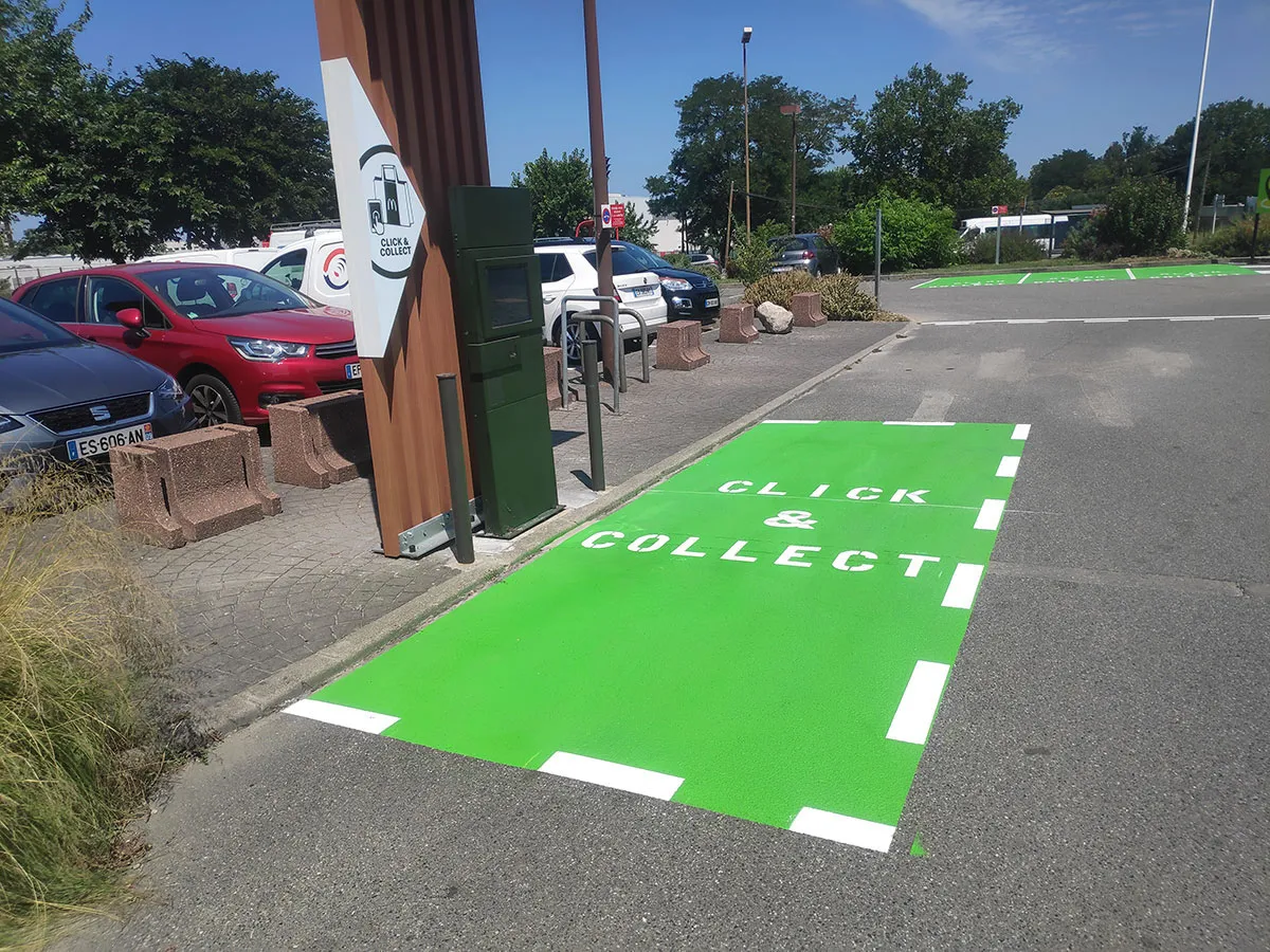 Emplacement Click & Collect vert avec inscriptions blanches