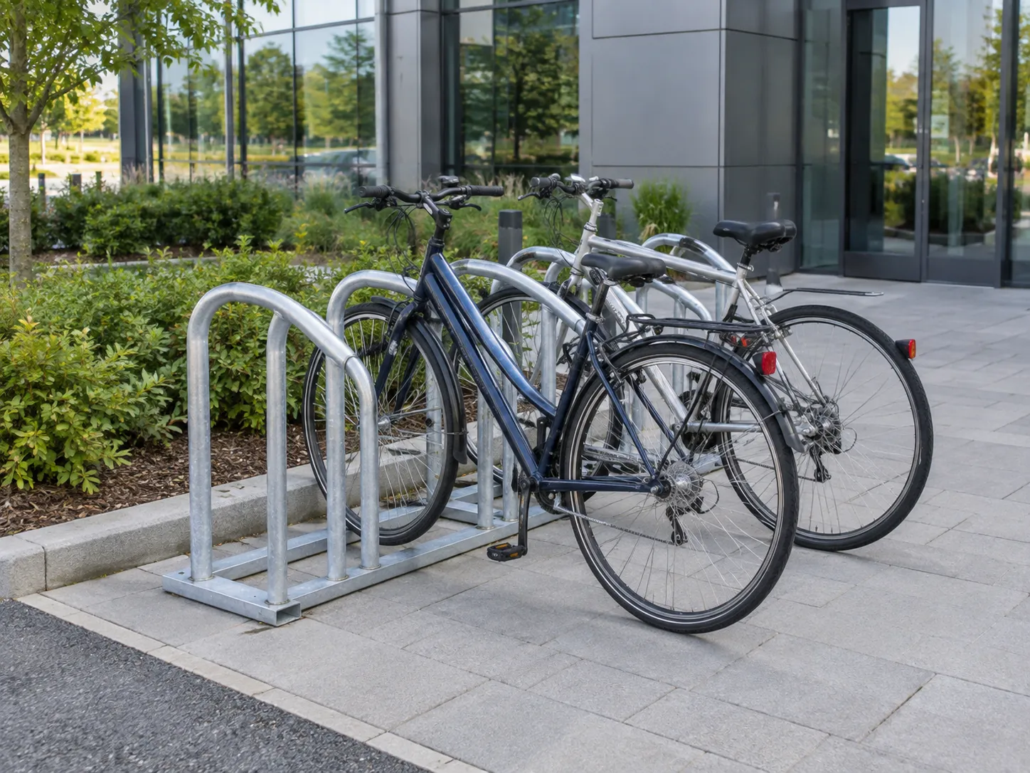 Vélos stationnés dans un rack métallique devant un bâtiment professionnel